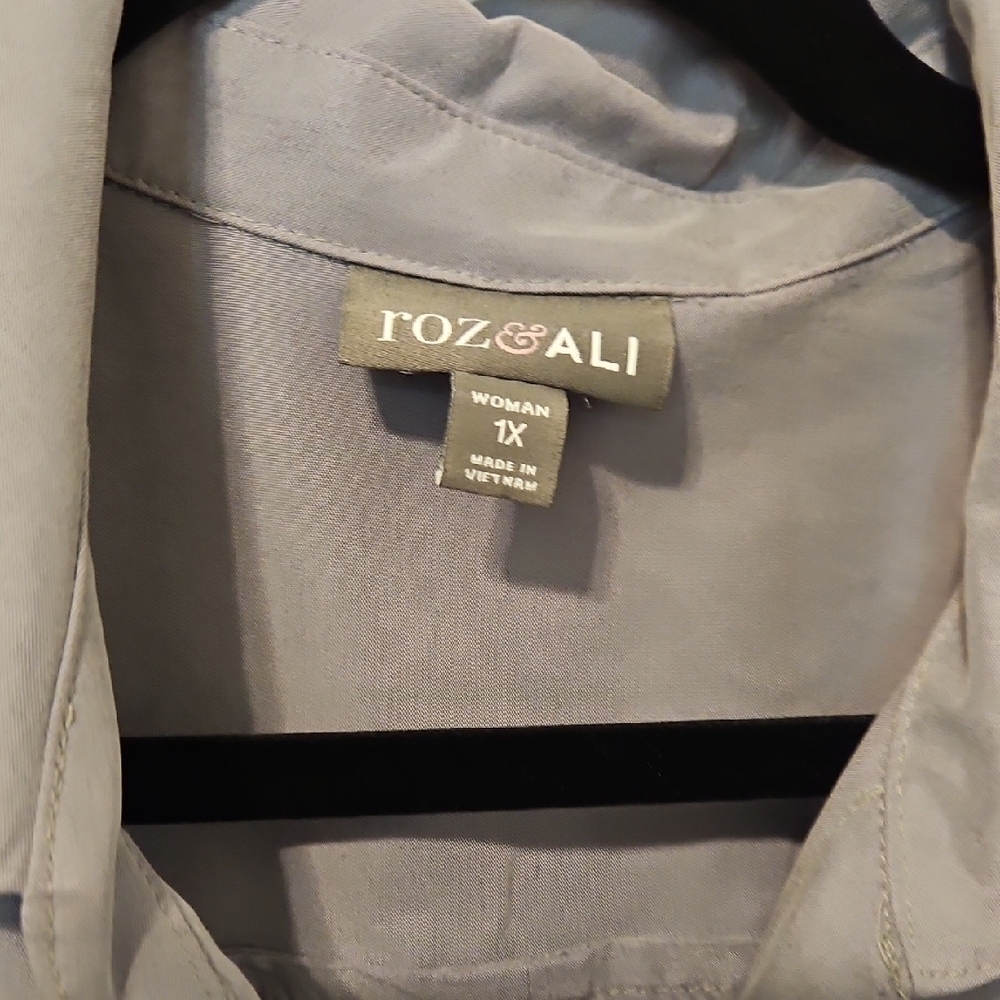 Roz & Ali Light Gray Blouse - Picture 2 of 4